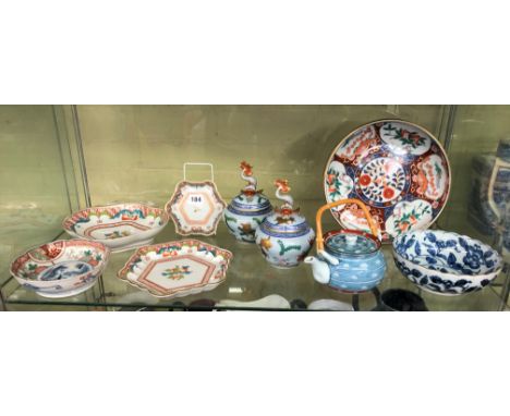 SHELF OF REPRODUCTION JAPANESE IMARI PATTERNED BOWLS AND DISHES AND A PAIR OF HEREND JAPANESE FISH JARS AND COVERS