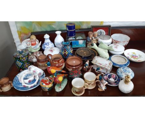 Small collectables to include a ceramic model of birds, Royal Doulton Lambeth miniatures, and a Buckingham palace enamelled b