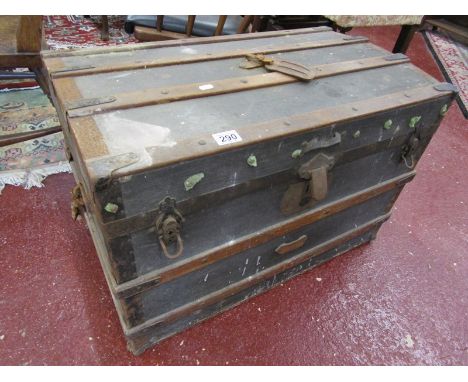 Antique travelling trunk - Approx H: 53cm x W: 77cm x D: 45cm