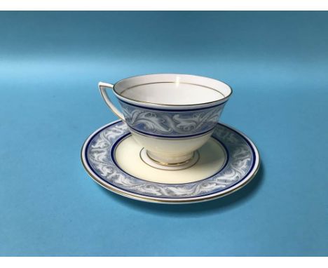 A Royal Doulton 'Tewkesbury' pattern dinner service