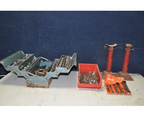 A METAL TOOLBOX AND PLASTIC TUB OF TOOLS to include a large selection of spanners, grips, socket sets, ratchet set etc along 