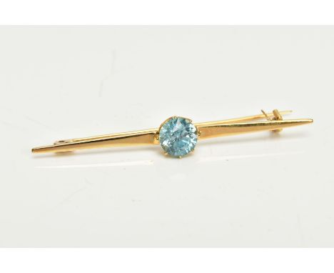 A YELLOW METAL ZIRCON BAR BROOCH, set with a circular blue zircon, measuring approximately 8.5 x 8.4mm (depth approx. 5.8mm) 