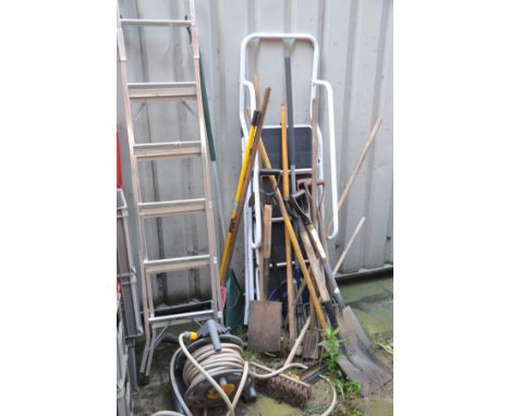 A QUANTITIY OF GARDEN EQUIPMENT, to include shovels, spades, rakes and brushes, a hozelock hose reel and pipe, an aluminium s