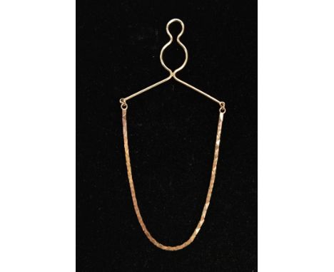 A GENTS 9CT GOLD TIE CHAIN, a yellow gold button loop fitted with a flat triangle link chain, hallmarked 9ct Sheffield 1985, 