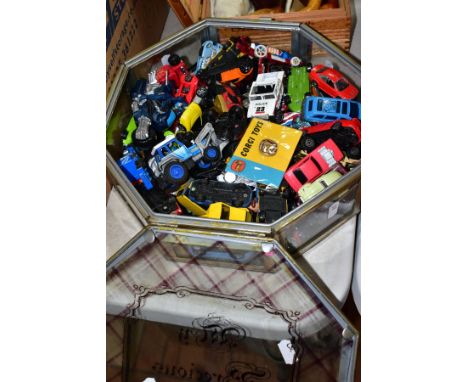 A QUANTITY OF UNBOXED AND ASSORTED MODERN DIECAST VEHICLES, mainly Mattel Hot Wheels, reproduction Corgi Model Club badge etc