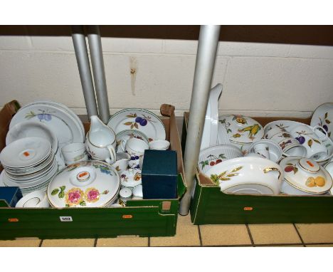 TWO BOXES OF ROYAL WORCESTER 'EVESHAM' OVEN TO TABLE WARES AND OTHER SIMILAR ITEMS, items include an oval serving platter, le