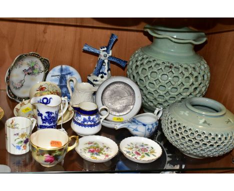 A GROUP OF ASSORTED CERAMICS, MOSTLY 20TH CENTURY, including a Royal Worcester James Hadley shape cup painted with roses, uns