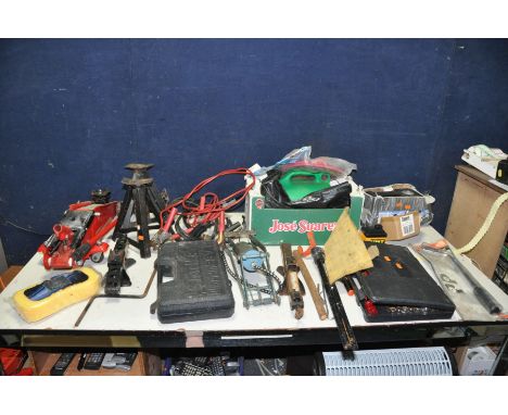 A COLLECTION OF AUTOMOTIVE TOOLS including a Kinzo trolley jack, a pair of axle stands, two car jacks, a Stanley socket set, 