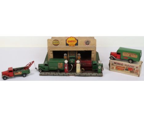 Four Tri-ang Minic clockwork trucks, 48M Breakdown lorry red/green, boxed 24M Luton Transport van red/green, 82M Southern Rai