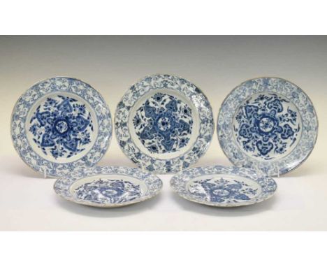 Set of five Chinese export blue and white porcelain plates circa 1800, each painted with radial floral design within stylised