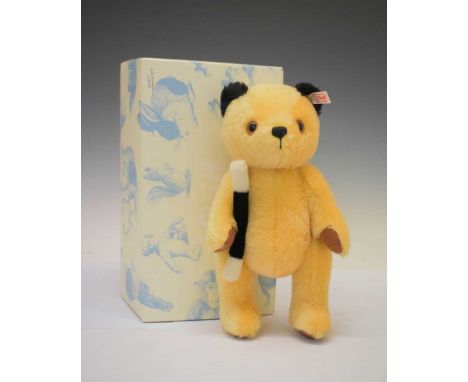 Steiff - Limited edition 'Sooty' bear, 559/2000, 30cm high, in the original box with certificate of authenticity