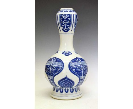 Chinese blue and white porcelain garlic-head vase, suantouping, the slightly off-perpendicular tall neck and the body decorat