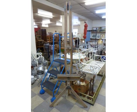 A Windsor & Newton pine artist's easel