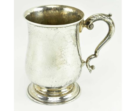 A George V hallmarked silver tankard, hallmarked 1914 Birmingham, sponsors mark for Barker Brothers Silver Ltd Ltd. Weight 36