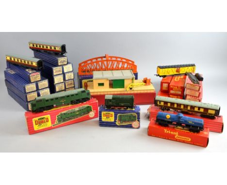 Hornby Dublo carriages (old / new stock) 4 x 32096 D 20 Composite Restaurant Car (western Region), 2 x D 20 Composite Restaur
