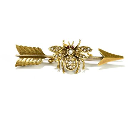 An Edwardian yellow metal insect set arrow brooch, length approx. 55m, approx. 6.4g. 