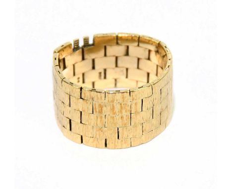 A 9ct yellow gold textured link dress ring, size Q, approx weight 8g.Condition Report: One of the applied box links is missin