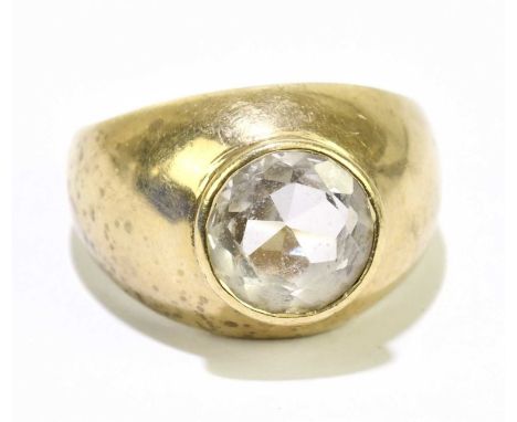 A substantial 9ct yellow gold signet ring, size T, approx. 8.7g.