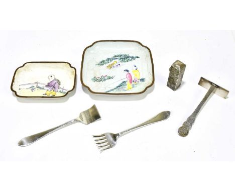 A Victorian hallmarked silver scent bottle case, weight 0.5ozt/17g, and a Chinese white metal pusher, two Chinese enamel dish