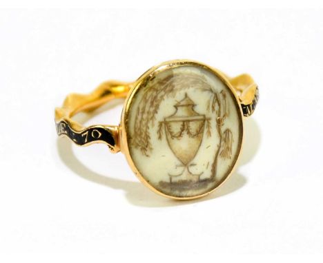 A George III yellow metal mourning ring of central ivory panel decorated with a Grecian urn, with black enamel detail to the 