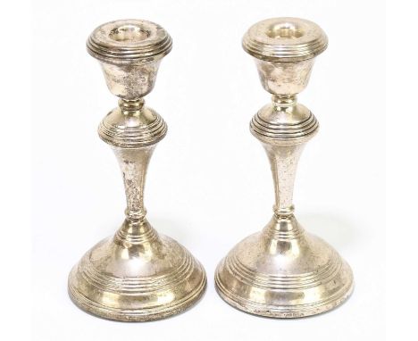 WI BROADWAY; a pair of Elizabeth II hallmarked silver candlesticks with single knop stems, Birmingham 1995, height 17.5cm (fi