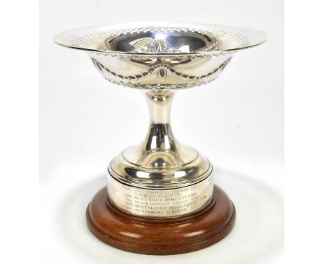 THOMAS BRADBURY &amp; SONS LTD; a George V hallmarked silver pedestal bowl with pierced and cast decoration, Sheffield 1914, 
