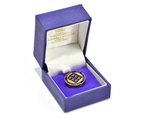 THE FOOTBALL ASSOCIATION COUNCIL; a 9ct yellow gold and blue enamelled button, diameter approx. 20mm, approx. 4.6g.Condition 