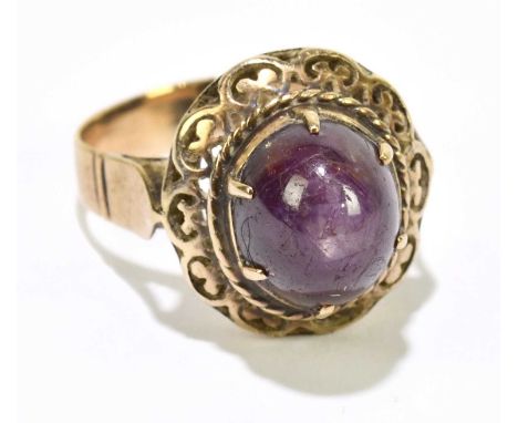A yellow metal and star ruby domed cabochon ring, size M, approx. 5g.