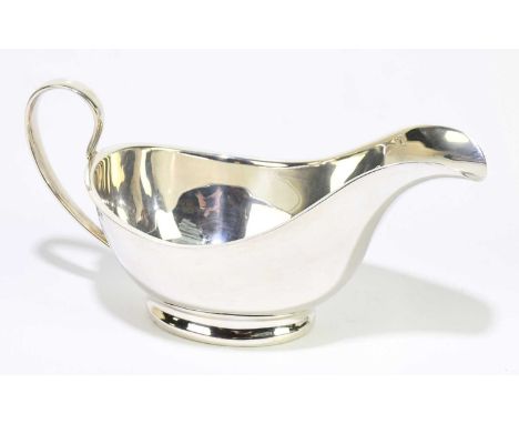 CHARLES BOYTON &amp; SONS; a George V hallmarked silver sauce boat of plain oval form, Sheffield 1919, approx weight 8.58ozt 