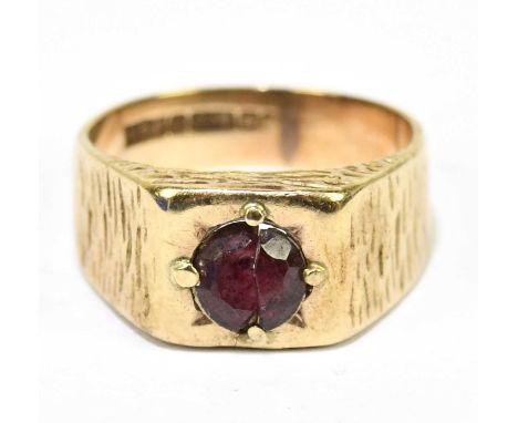 A 9ct yellow gold ring set with a garnet, size K, approx. 3.9g. 