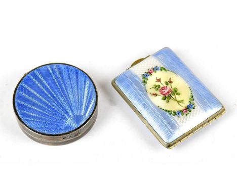 A hallmarked silver and enamel circular compact, the lid decorated with a sunburst in blue, Birmingham 1929, diameter 5cm (hi