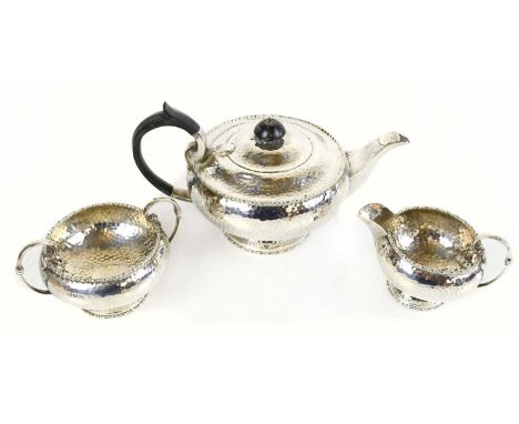 A George V hallmarked silver three piece tea service with planished decoration, Sheffield 1927, approx. 29.17ozt/907g (3)Cond