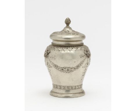   Teedose  Hanau, Firma Neresheimer     Silber. Balusterform mit seitlichen Widderköpfen. Reliefierter Blatt und Girlandendek
