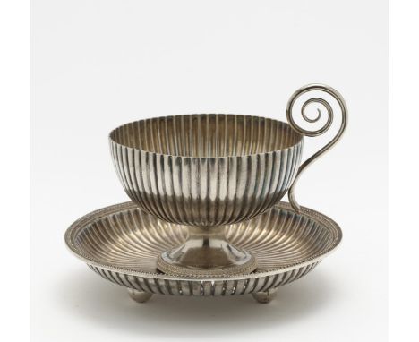   Bouillontasse mit Untertasse  Paris, 1798 - 1809, Marc Jacquart     Silber, tlw. vergoldet. Gerippt mit Spiralhenkel und Pe