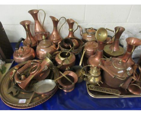 LARGE QUANTITY OF MIXED MODERN COPPER AND BRASS WARE TO INCLUDE A BUGLE SET OF COPPER JUGS VASES TEA POTS ETC (QTY) 