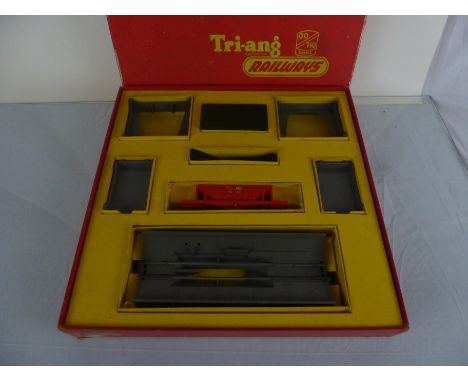 Boxed Triang OO gauge R161 Operating Hopper Car Set