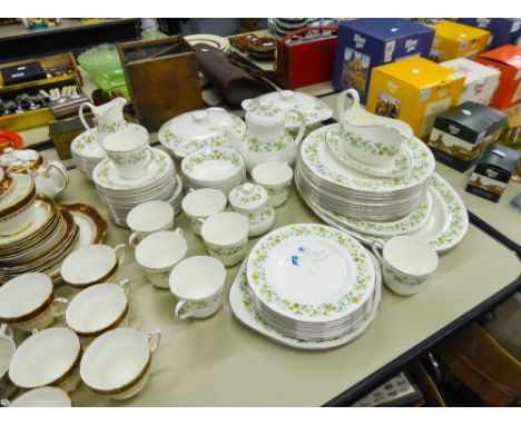 AN APPROX 70 PIECE ROYAL DOULTON 'AINSDALE' PATTERN DINNER AND TEA SERVICE 