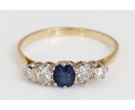 Ring mit Saphir und Diamanten - zarte Gelbgold Schiene, mittig ein ovaler Saphir (ca. 0,40ct., leicht bestoßen), flankiert vo
