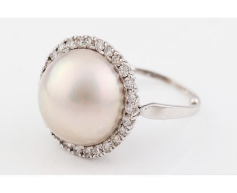 Ring mit Mabé Perle - 750er Weißgold, runde Mabé-Perle (D ca. 17mm) in Diamantkranz gefasst, insgesamt ca. 0,90ct., hoher Rei