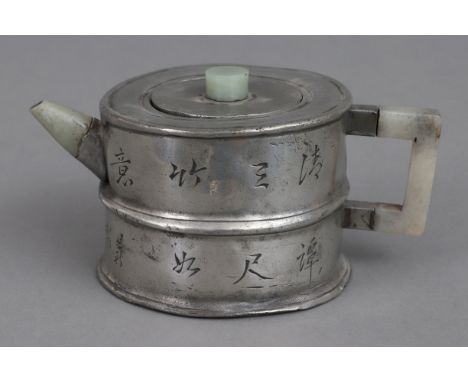 Chinesische Yixing Kanne der Qing Dynastie - wohl Kangxi-Periode, Zinn und Jade, zylindrisches Gefäß mit flachem, eingesteckt