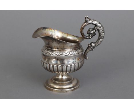 Silber Milchkännchen - Frankreich, wohl 1710 (bekröntes ¨R¨), gerippter Korpus mit breitem Ausguss auf eingezogenem, gestufte