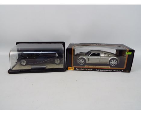 Franklin Mint - Maisto - A 1930 Bugatti Royal Coupe Napoleon in 1:24 scale in a display case and a boxed Audi Supersportswage