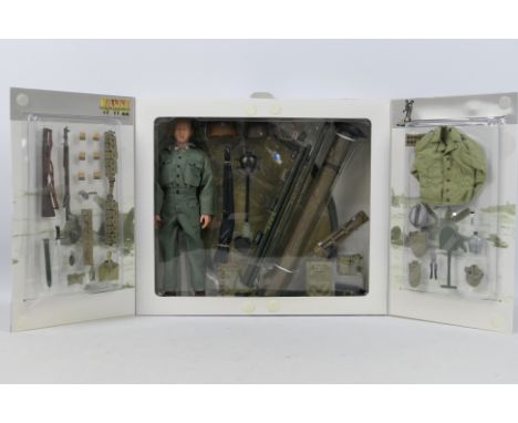 Dragon - A boxed Dragon #70338 1:6 scale WW2 1944-2004 Normandy Campaign 60th Anniversary, Omaha Beach, "Mike Connolly" US Ar