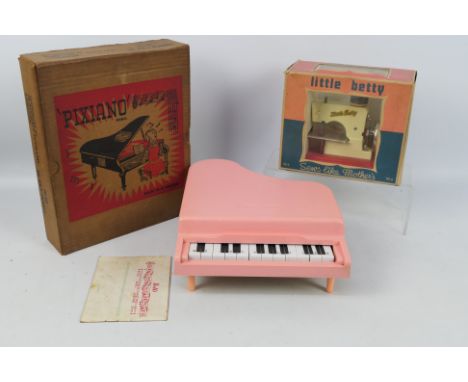 Little Betty - Sews Like Mother's - Pixiano - 12 Key Piano. A boxed Little Betty 'Sews Like Mother's' #W4 Appearing in Excell