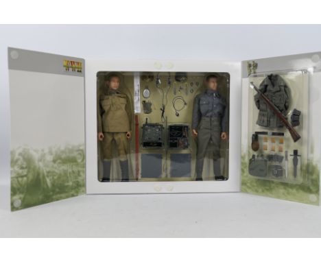 Dragon - A boxed Dragon two action figure set #70327 1:6 scale WW2 Eastern Friont 1943 "Vaprossov" and "Anton" German Signals