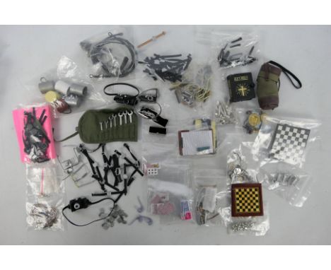 Dragon - DiD - Others - A collection of unboxed 1:6 scale action figure accessories mainly by attributed to Dragon / DiD Corp