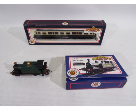 Bachmann, Hornby - 2 x boxed Bachmann OO gauge locomotive and railway carriage, an dan unboxed Hornby locomotive - Lot includ
