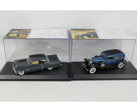 Danbury Mint - 2 x Cadillac models in 1:24 scale, a 1932 452-B Fleetwood in Sovereign Blue and a 1954 Coupe De Ville in Gande