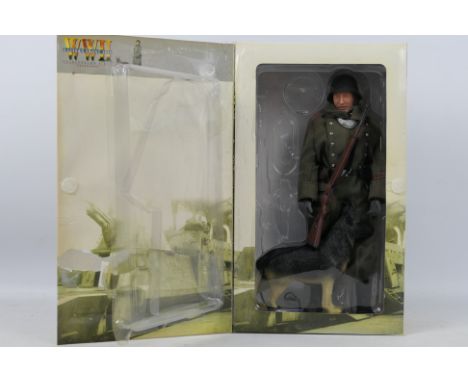 Dragon - A boxed Dragon #70037 1:6 scale WW2 Eastern Front 1943 "Gustav" Feldgendarm (Feldwebel) with Dog "Kaiser". The figur