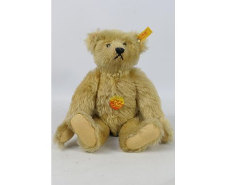 Steiff - A jointed blonde mohair Original Bear which stands approximately 30 cm tall, # 0168/32. The bear has traditional lon